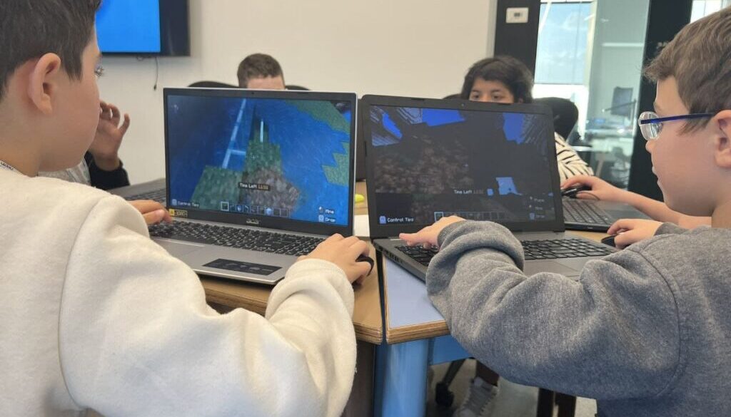 Students_at_a_school_in_Petach_Tikva_play_Minecraft_while_in_class.jpg