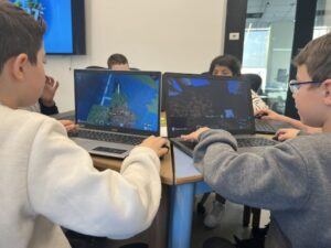 Students_at_a_school_in_Petach_Tikva_play_Minecraft_while_in_class.jpg