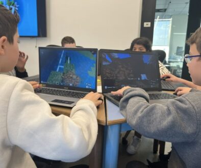 Students_at_a_school_in_Petach_Tikva_play_Minecraft_while_in_class.jpg